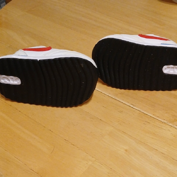 Nike White and Red Sneakers with Classic Design - Picture 4 of 5